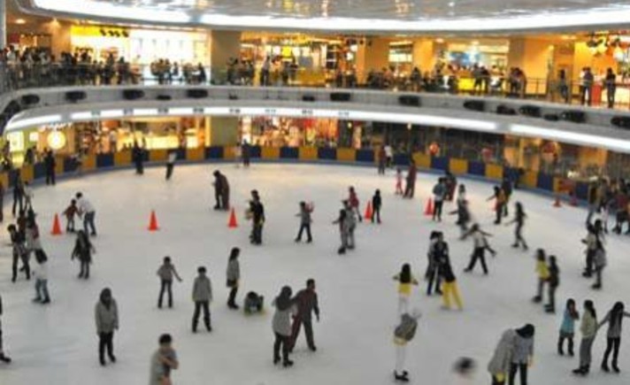 Ice Skating di Sky Rink