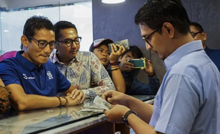 SANDIAGA UNO TUKAR DOLAR AS