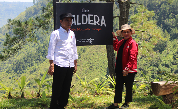 Jokowi dan Iriana di The Caldera Toba