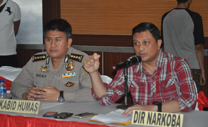 Kombes Pol Dicky Sondani didampingi Dirresnarkoba Polda Sulawesi Selatan, Kombes Pol Hermawan saat konference pers
