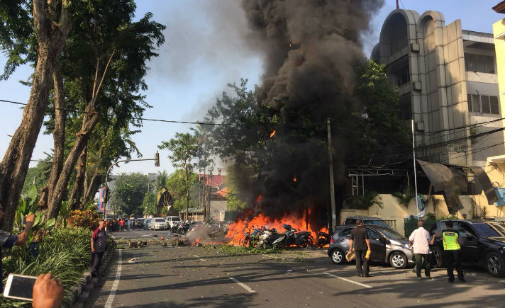 Tiga gereja di Surabaya diguncang bom