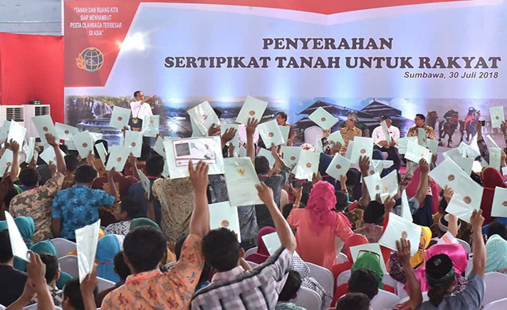 Jokowi Serahkan 1.037 Sertifikat