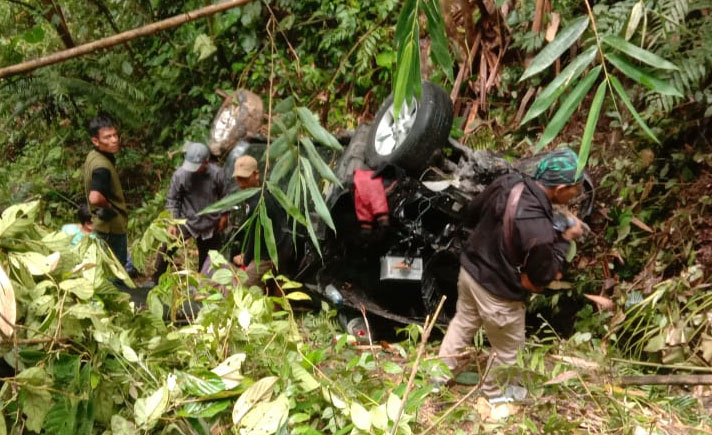 Hillux masuk jurang di parapat