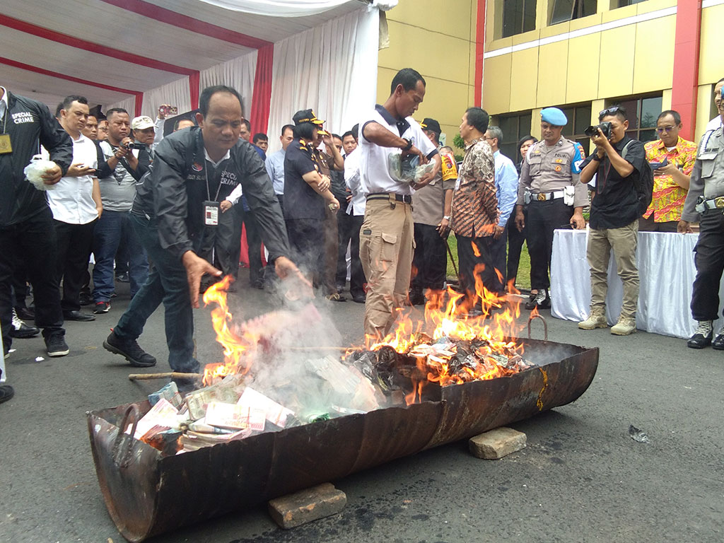Bakar Uang Palsu