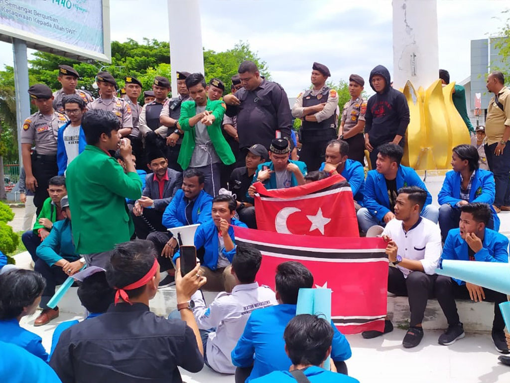 Mahasiswa Di Aceh Paksakan Kibar Bendera Bulan Bintang Tagar