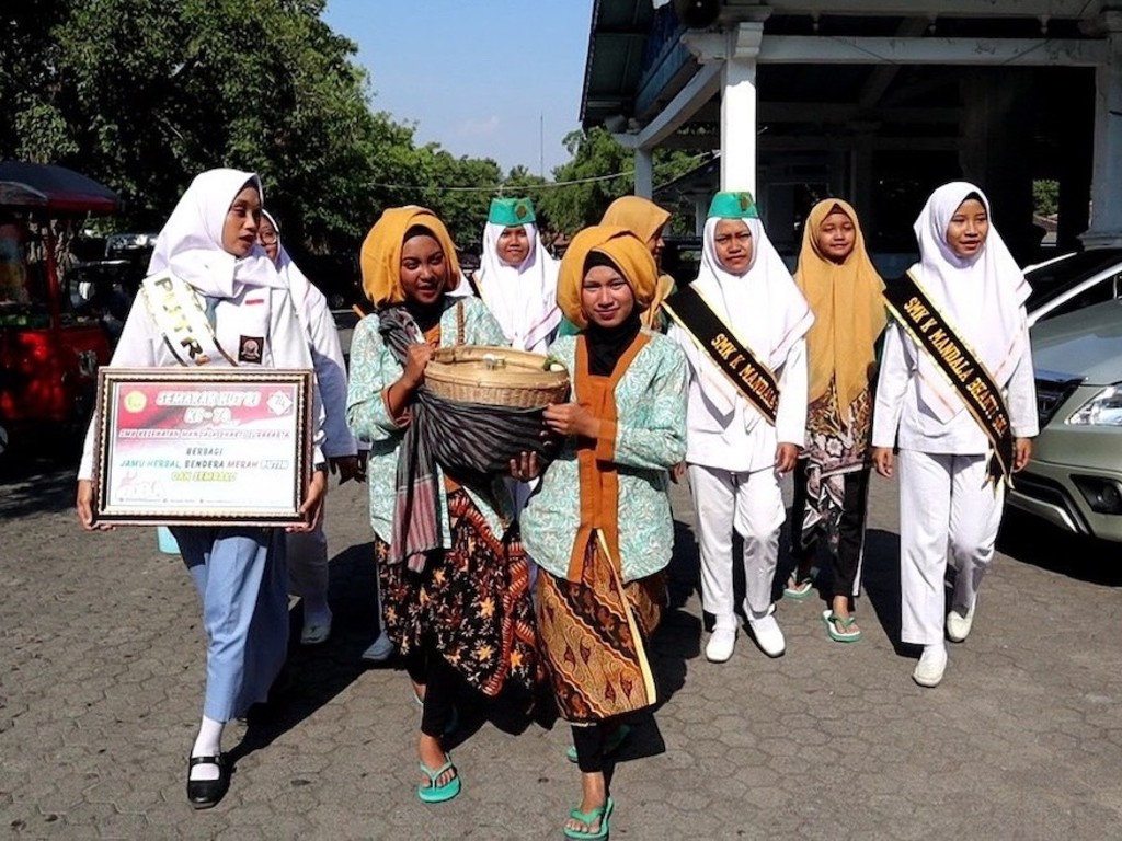 Siswi SMK Bagikan Jamu