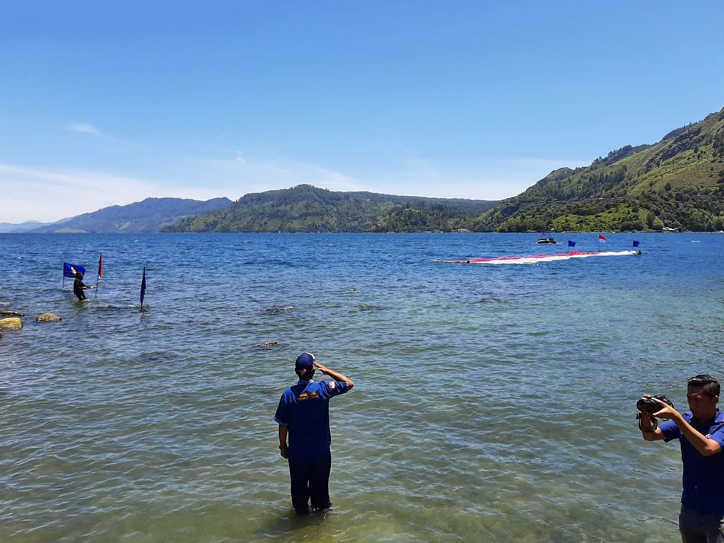 Bendera di Danau Toba