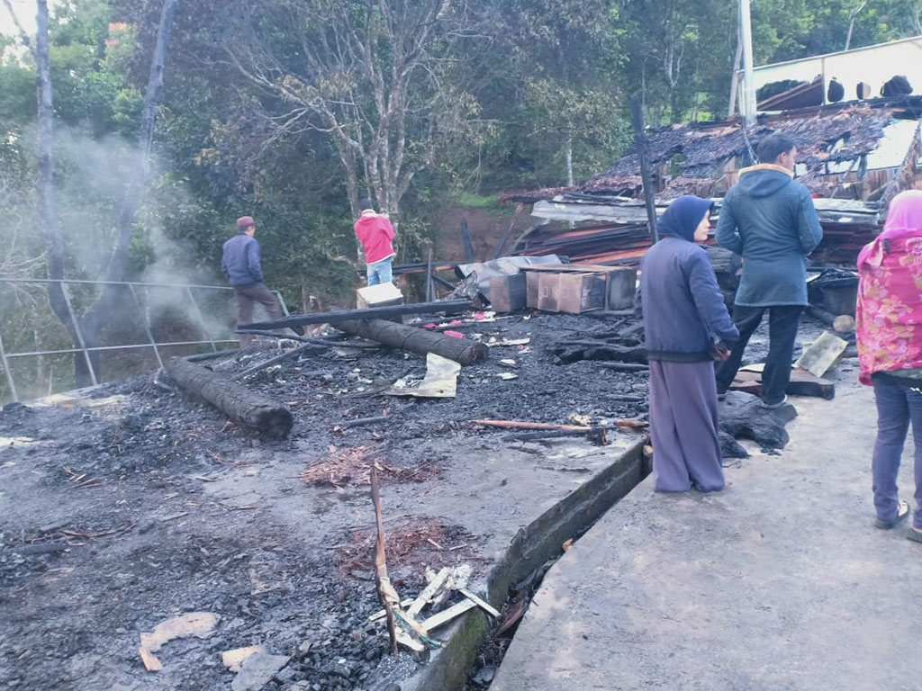 Terbakar di lawang park