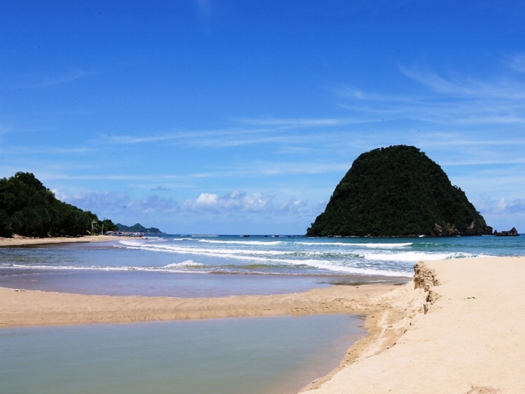 Pantai Pulau Merah