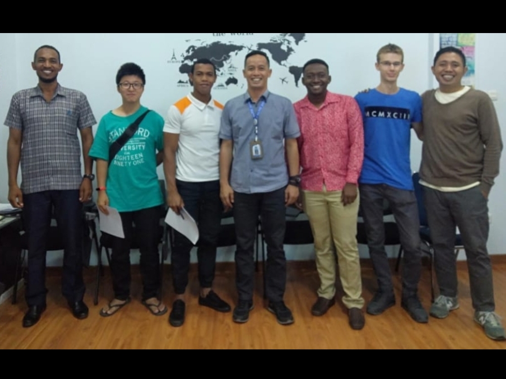 Dekan Unismuh dan lima mahasiswa asing