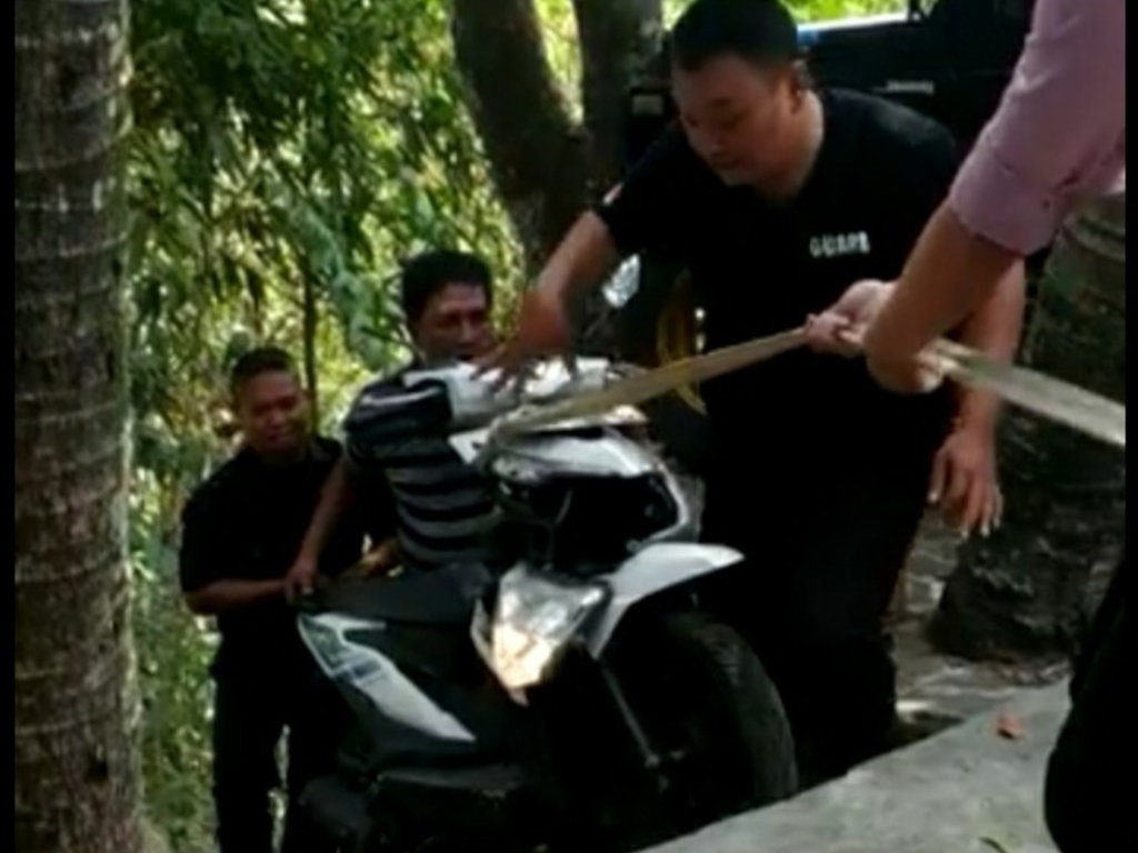 Motor tersangkut di bambu