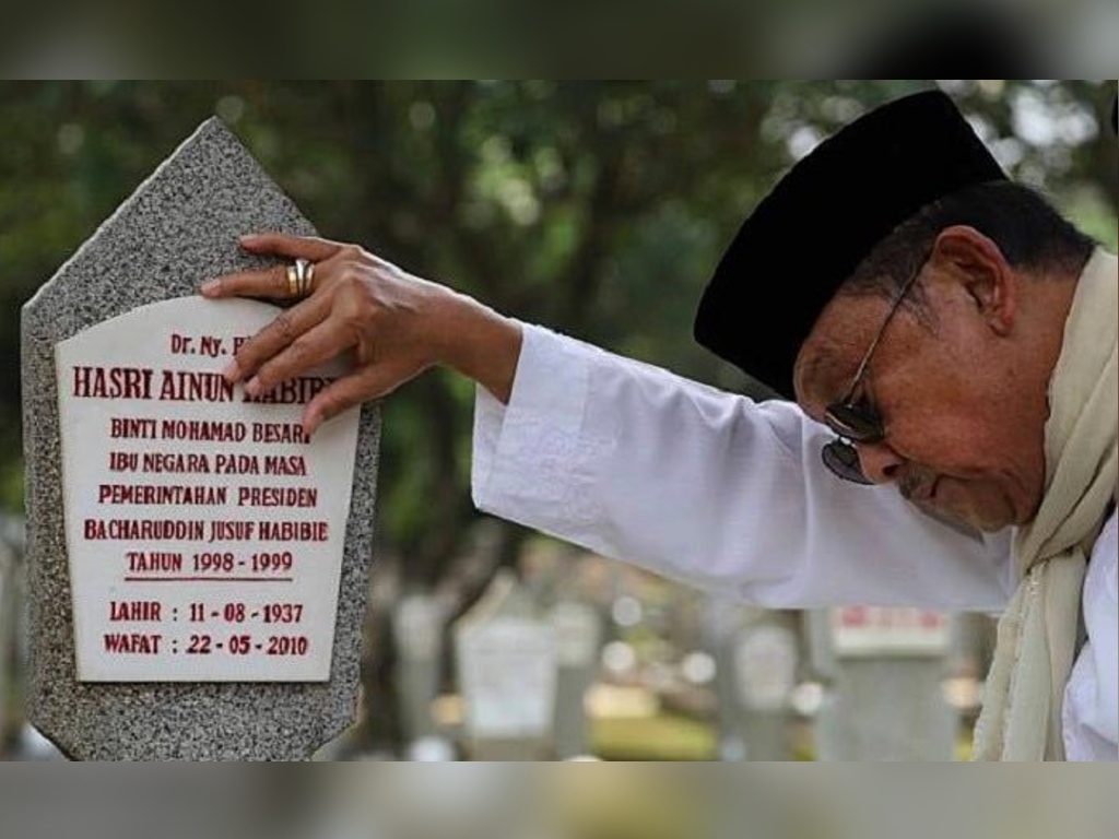 Habibie Aku Datang Ainun Tagar