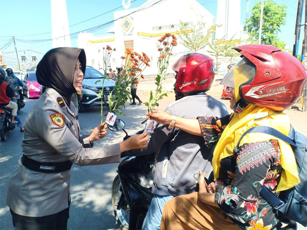 Polres Gowa Bagi Bunga