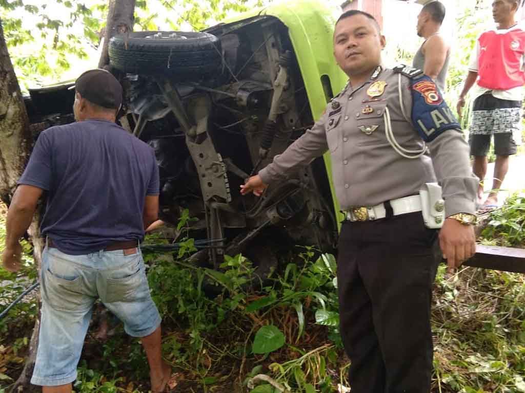 angkot terguling di ambon