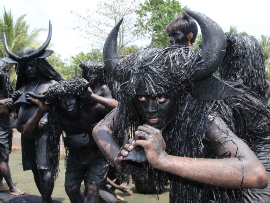 Manusia kerbau di Banyuwangi