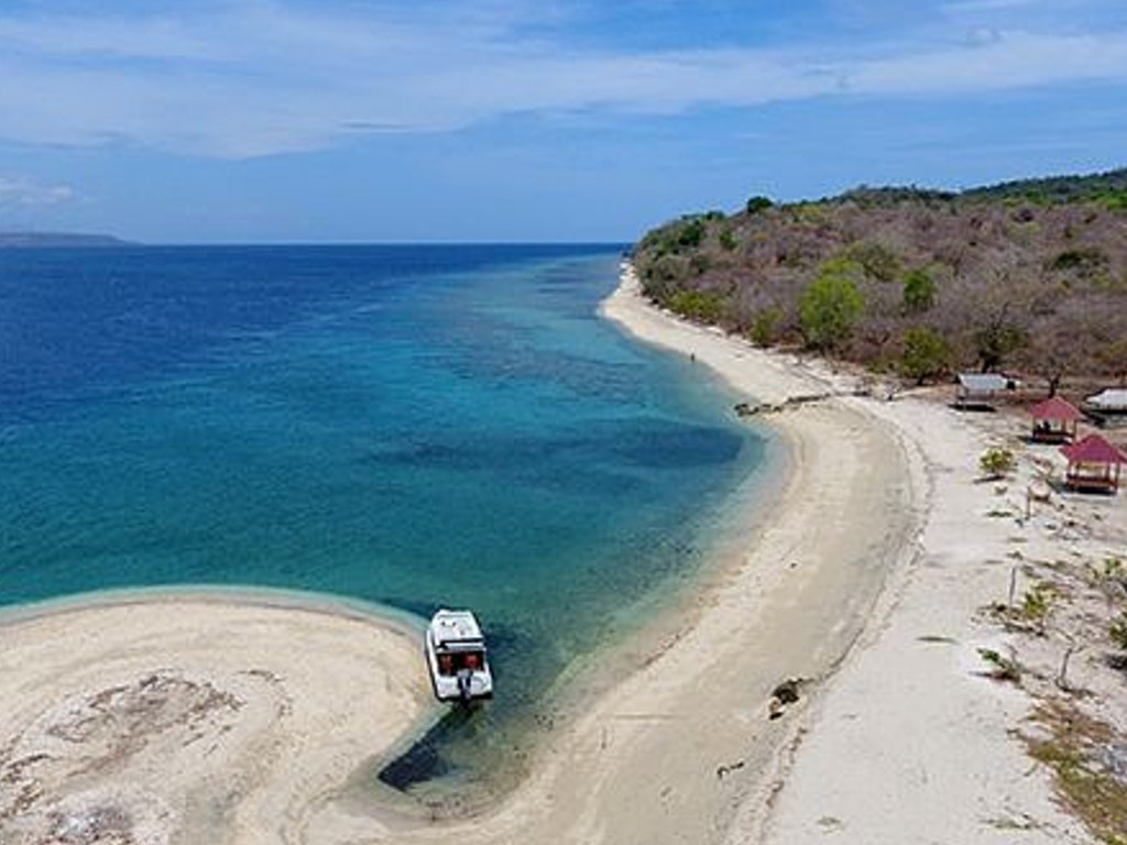 Pantai Tanjung Pasir di Pulau Moyo