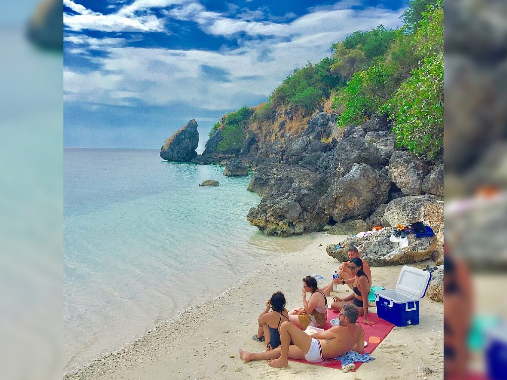 Pantai Poto Jarum di Pulau Moyo