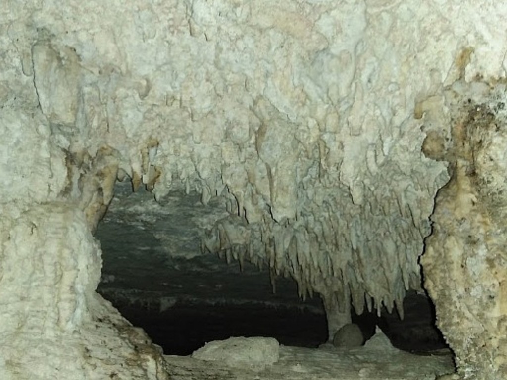 Bagian dalam gua Liang Wojo, NTT