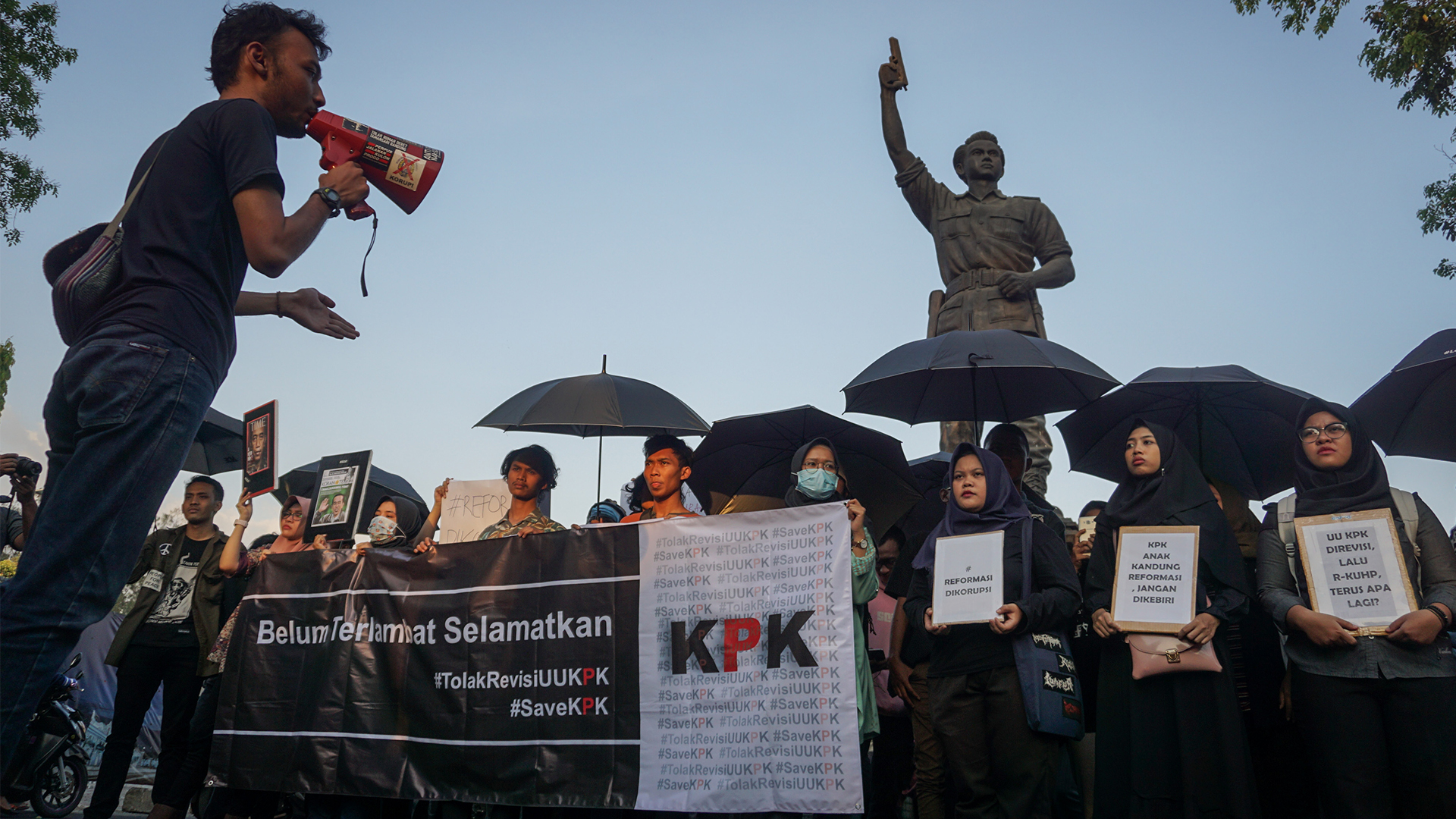 Aksi Demo Tolak Revisi UU KPK