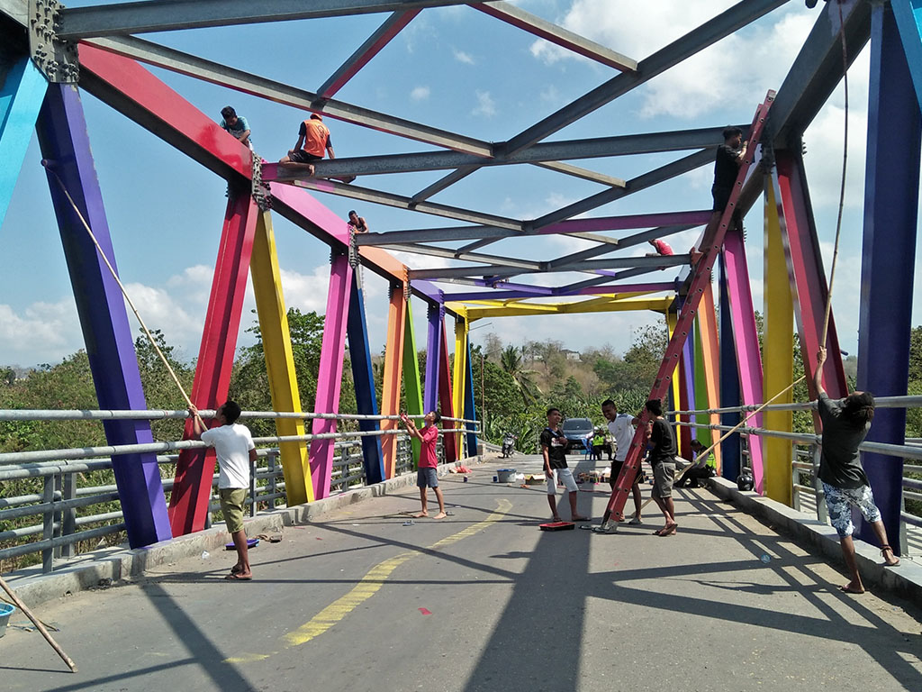 Jembatan Warna Warni di Flores Jadi Tempat Spot Foto Tagar