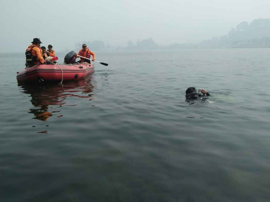 Tim Basarnas di Danau Toba