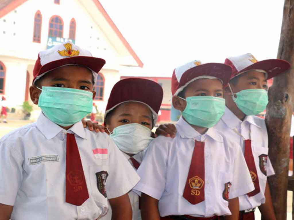 Pelajar pakai masker