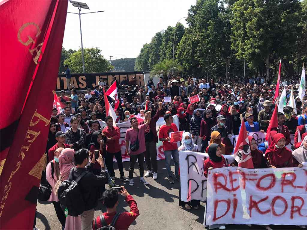 mahasiswa jember demo