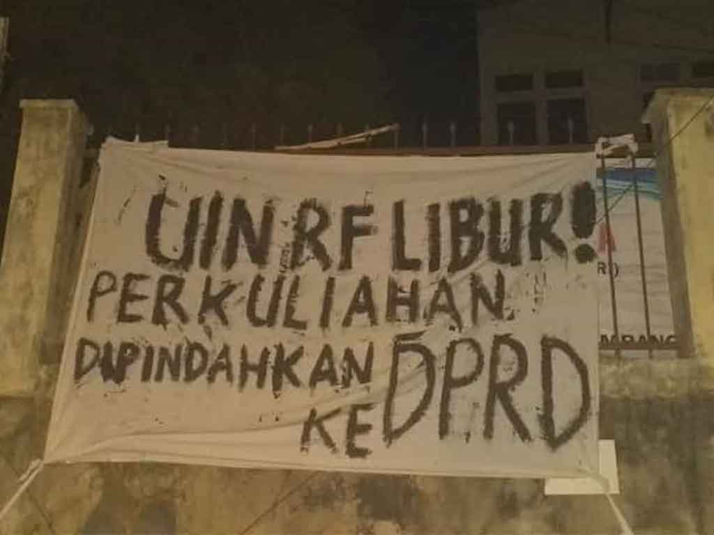 Spanduk di Kampus Palembang