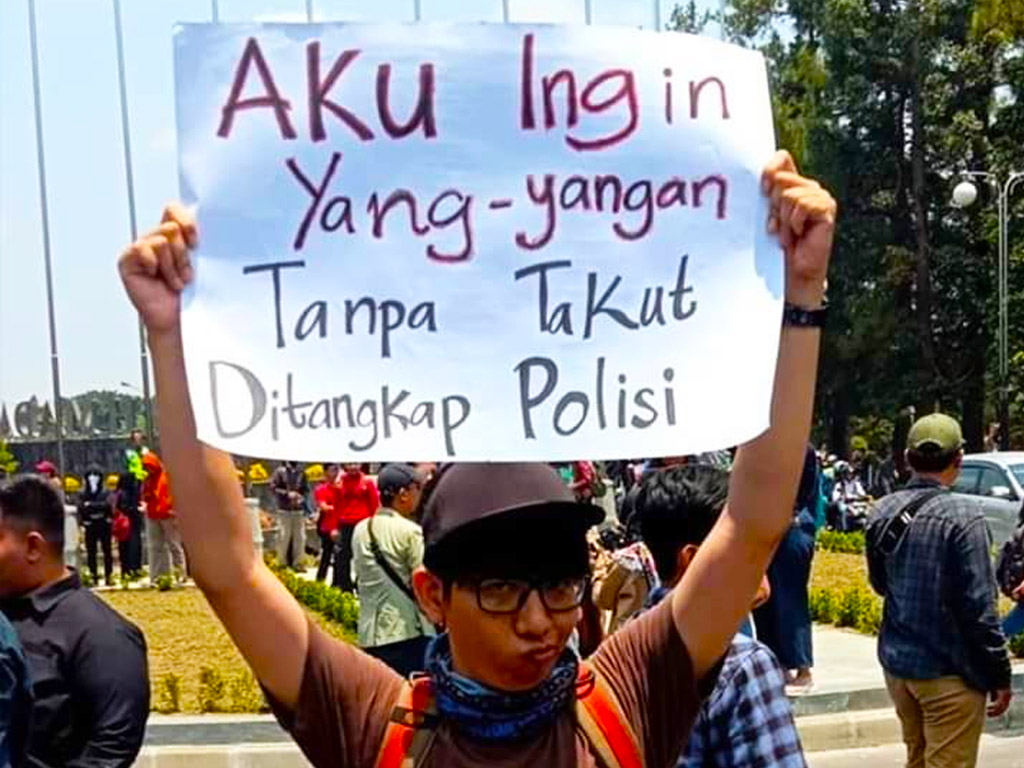 Poster Lucu Warnai Demo Tolak Ruu Kpk Dan Ruu Kuhp Tagar