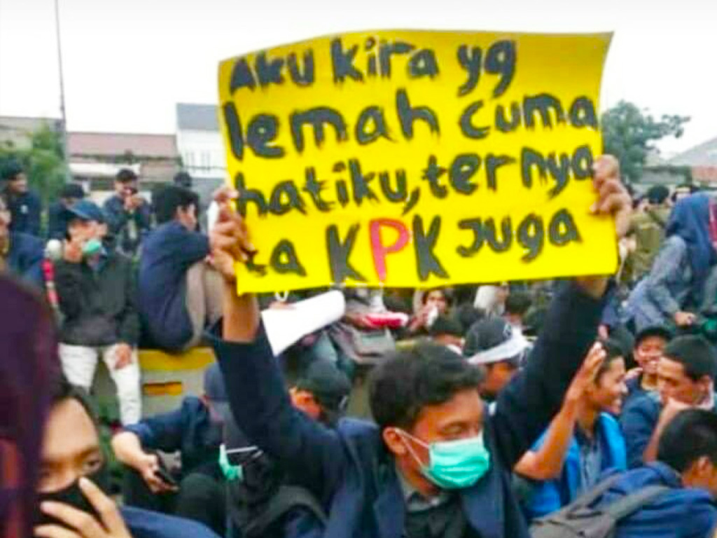 Poster Lucu Warnai Demo Tolak Ruu Kpk Dan Ruu Kuhp Tagar