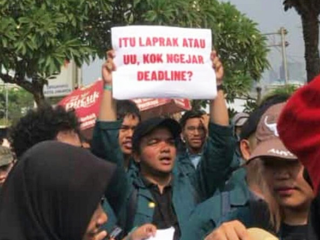 Poster Lucu Warnai Demo Tolak Ruu Kpk Dan Ruu Kuhp Tagar