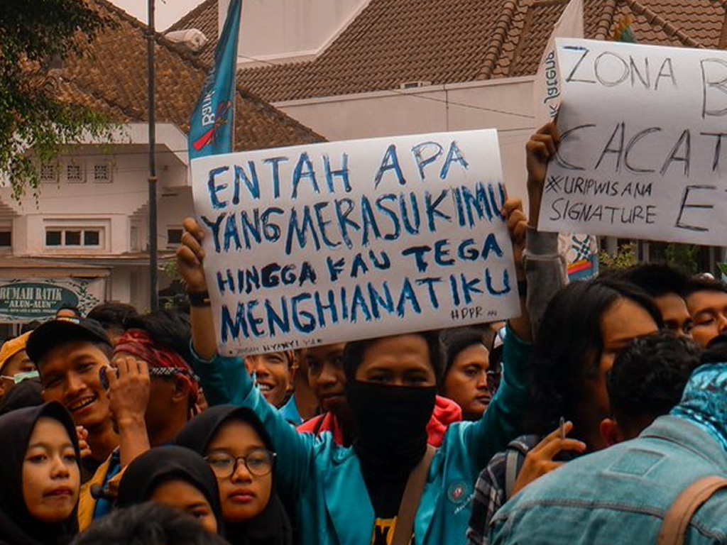 Poster Lucu Warnai Demo Tolak Ruu Kpk Dan Ruu Kuhp Tagar