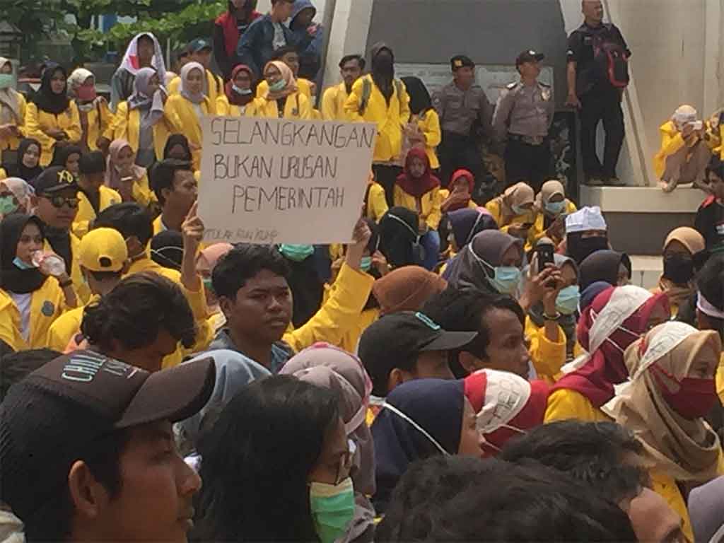 Poster Lucu Dan Unik Dalam Aksi Mahasiswa Tegal Tagar