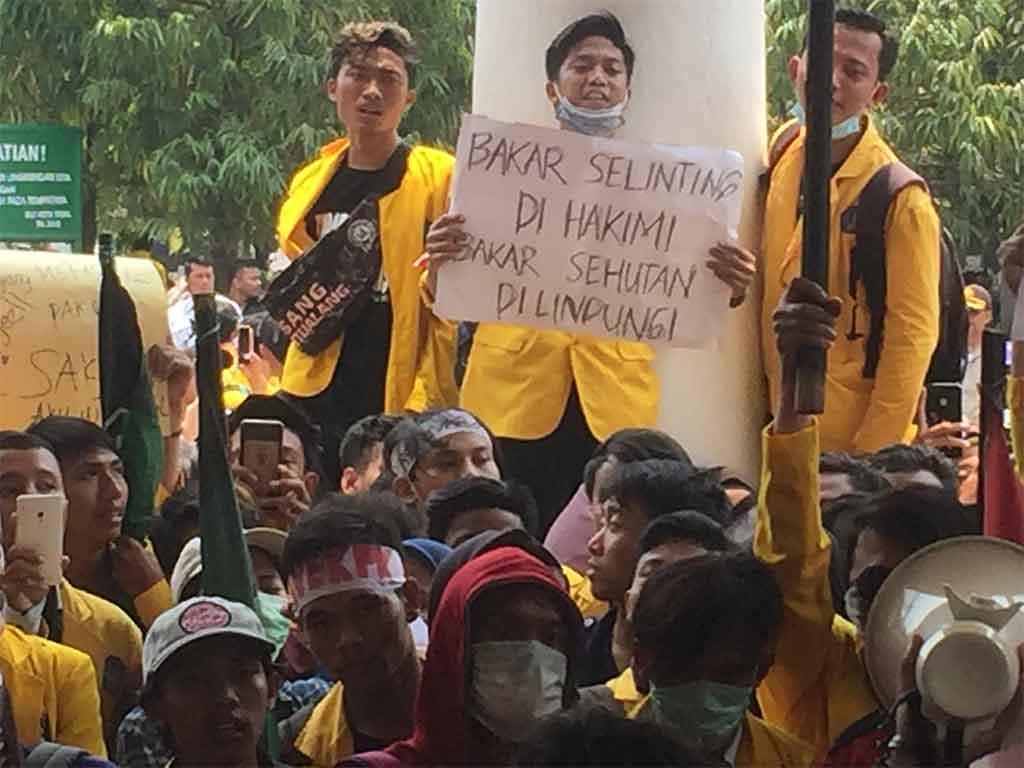 Poster Lucu Dan Unik Dalam Aksi Mahasiswa Tegal Tagar