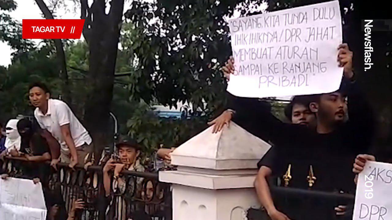 Aksi Demo Rusuh di Jawa Barat Menolak RUU KUHP dan UU KPK | Tagar
