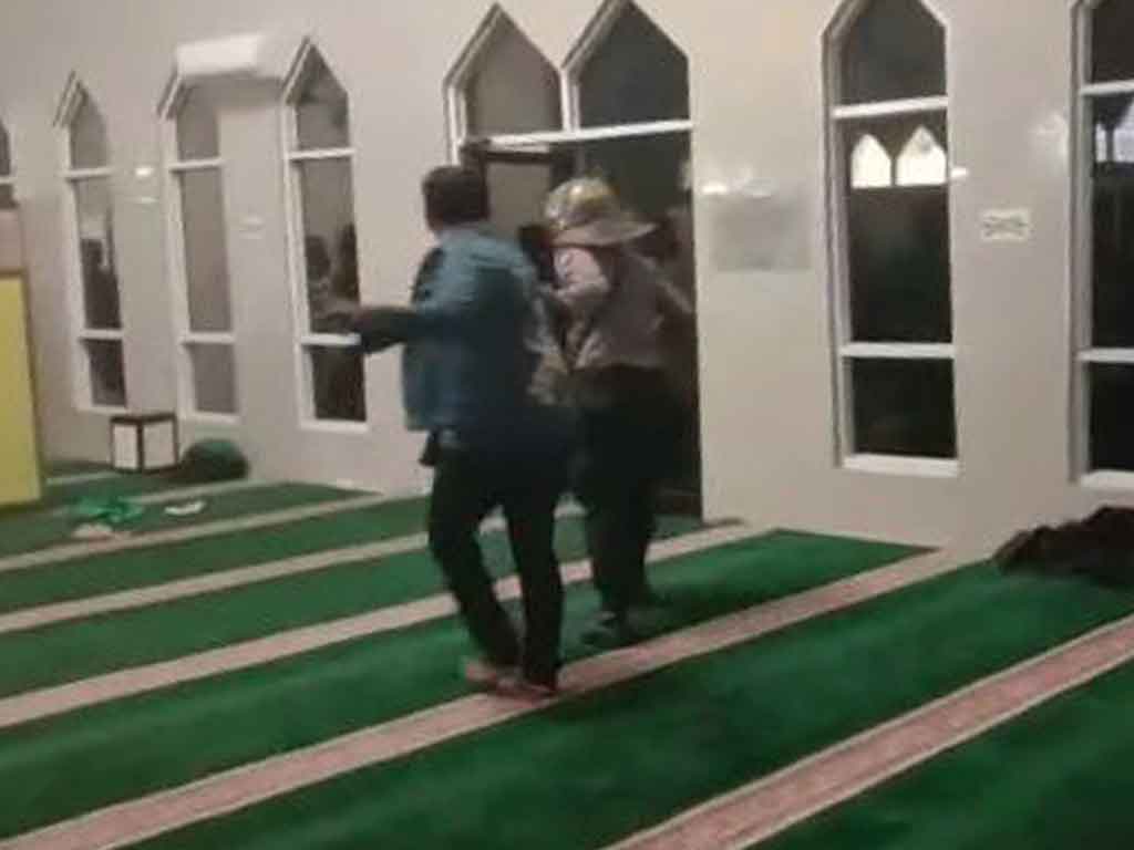 polisi masuk masjid
