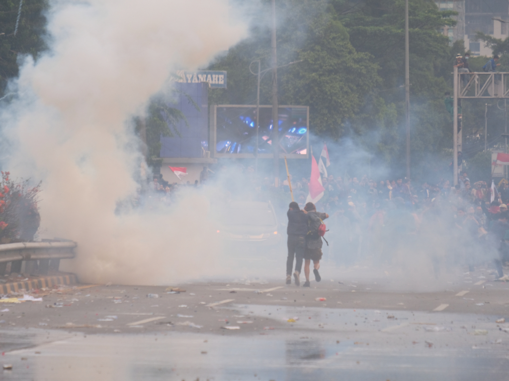 Foto Penampakan Gas Air Mata Kedaluwarsa di Aksi Demo Tagar
