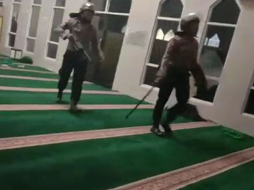 Polisi Bersepatu Masuk Masjid