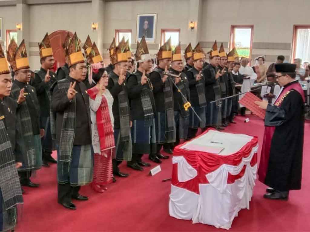 Pakaian adat dalam pelantikan dprd simalungun