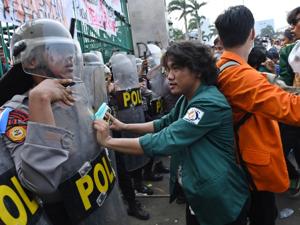 Mahasiswa di DPR Ricuh