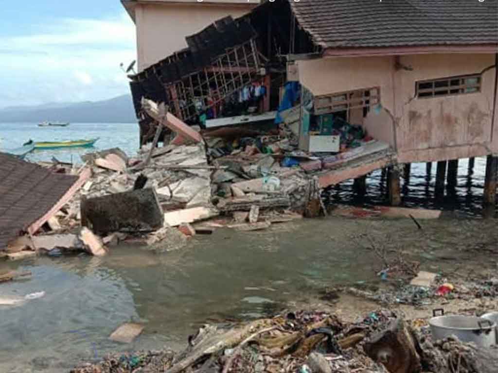 Pasar Rusak akibat gempa maluku