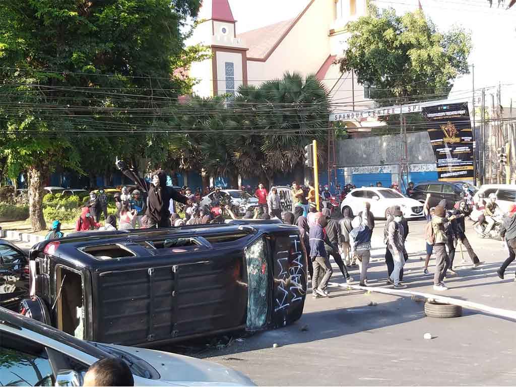 Pria Jubah Hitam di Makkasar