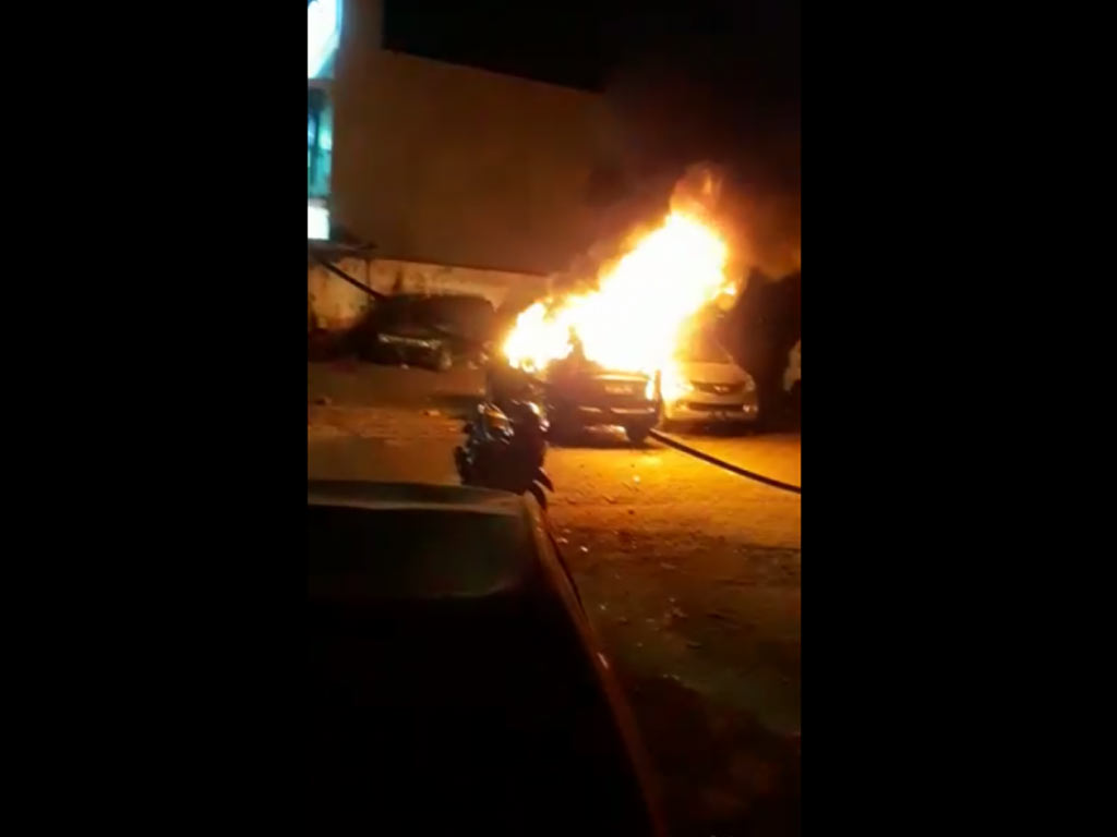 Mobil Dibakar
