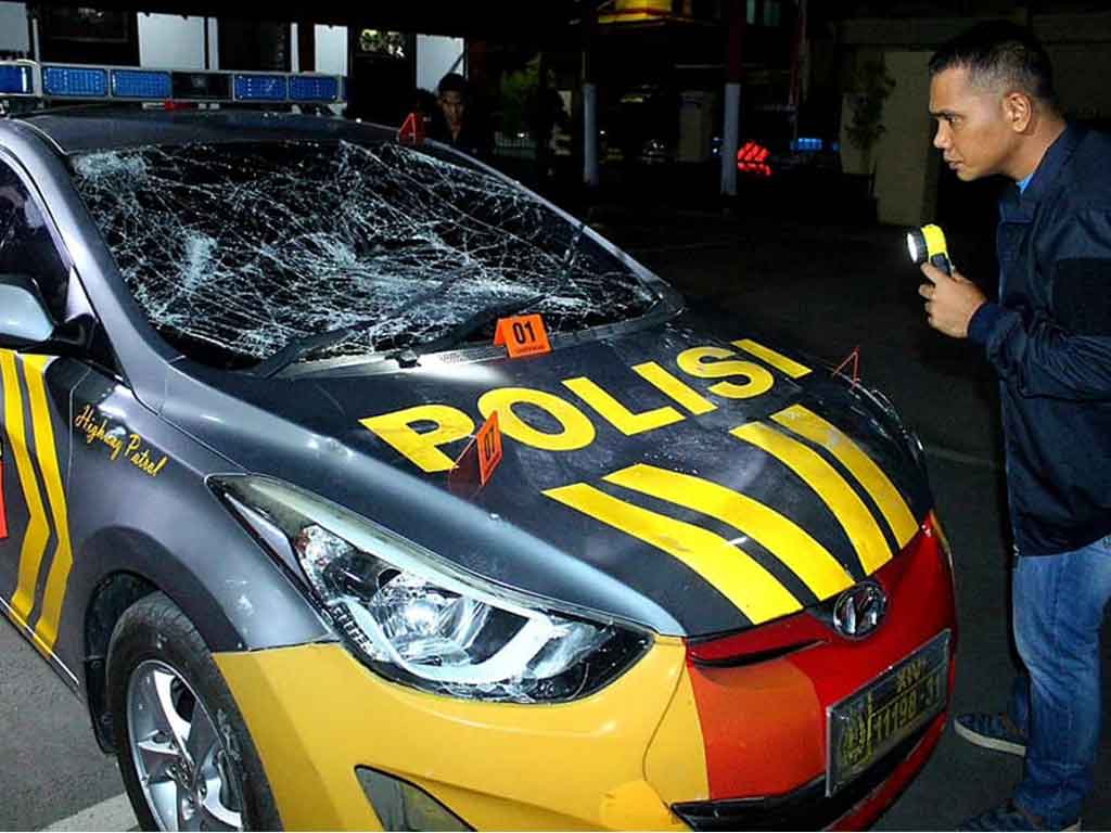 Mobil Dirusak Mahasiswa Makassar