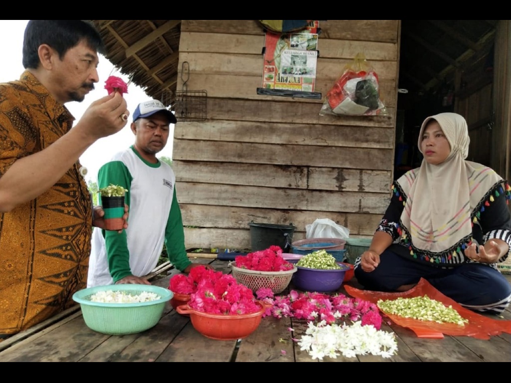 Perajin kambang barenteng berdagang di Kalimantan Selatan