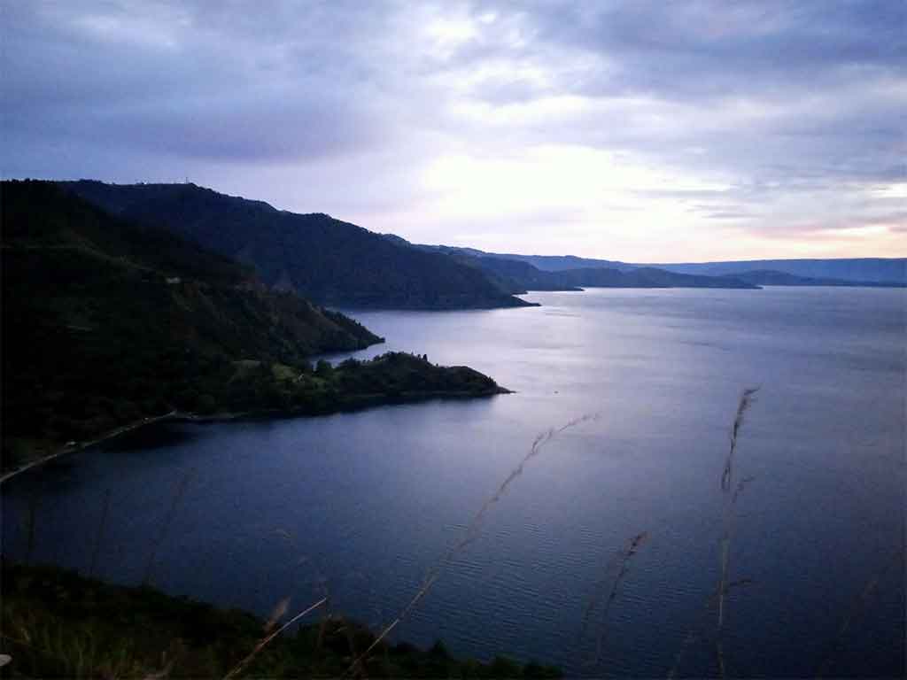 Danau Toba dilihat dari Tarabunga, Balige.