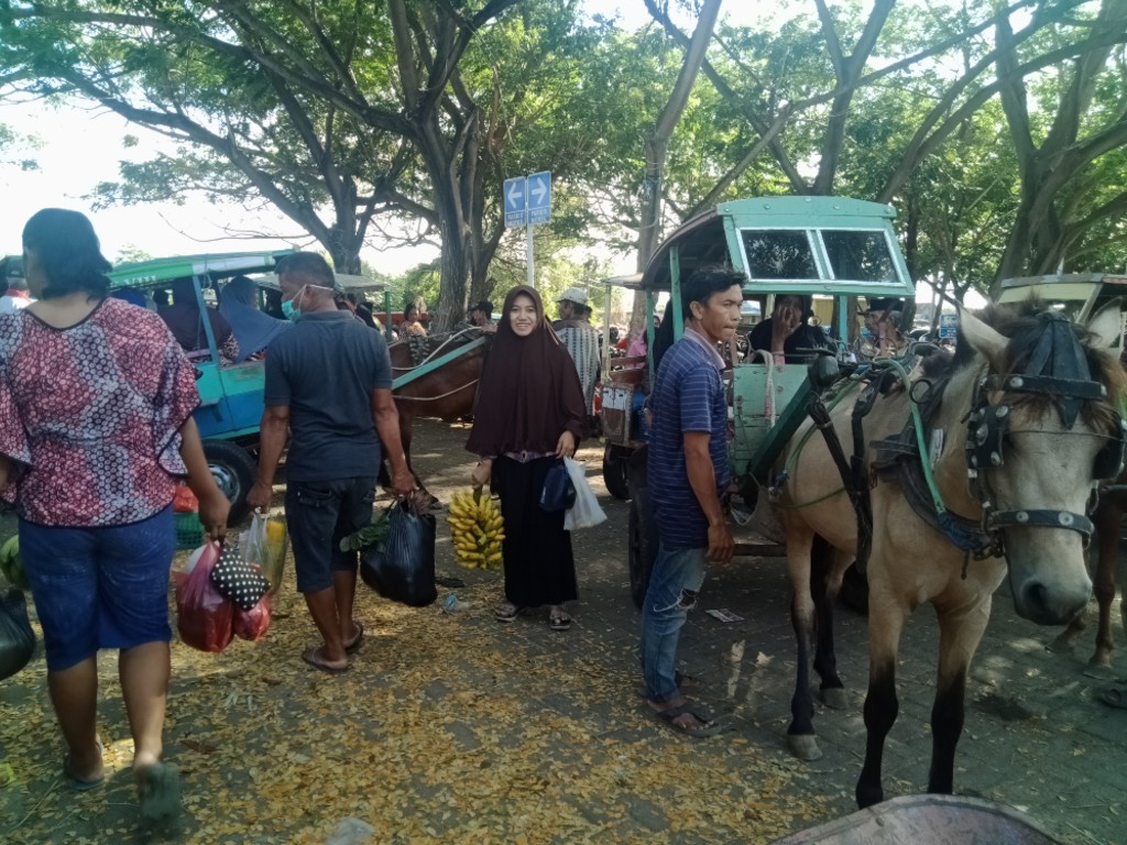 Berbelanja di Pasar Bantaeng