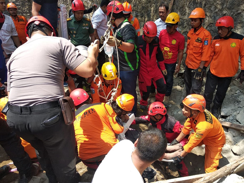 Evakuasi Korban Tertimbun Reruntuhan