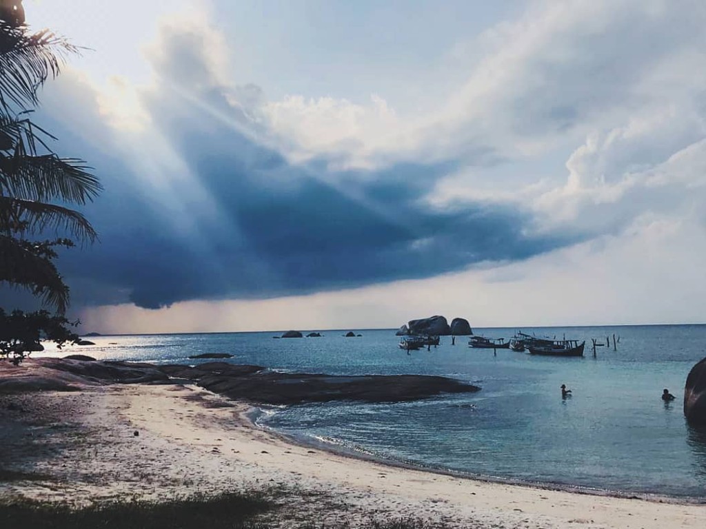 Pantai Tanjung Tinggi, Belitung