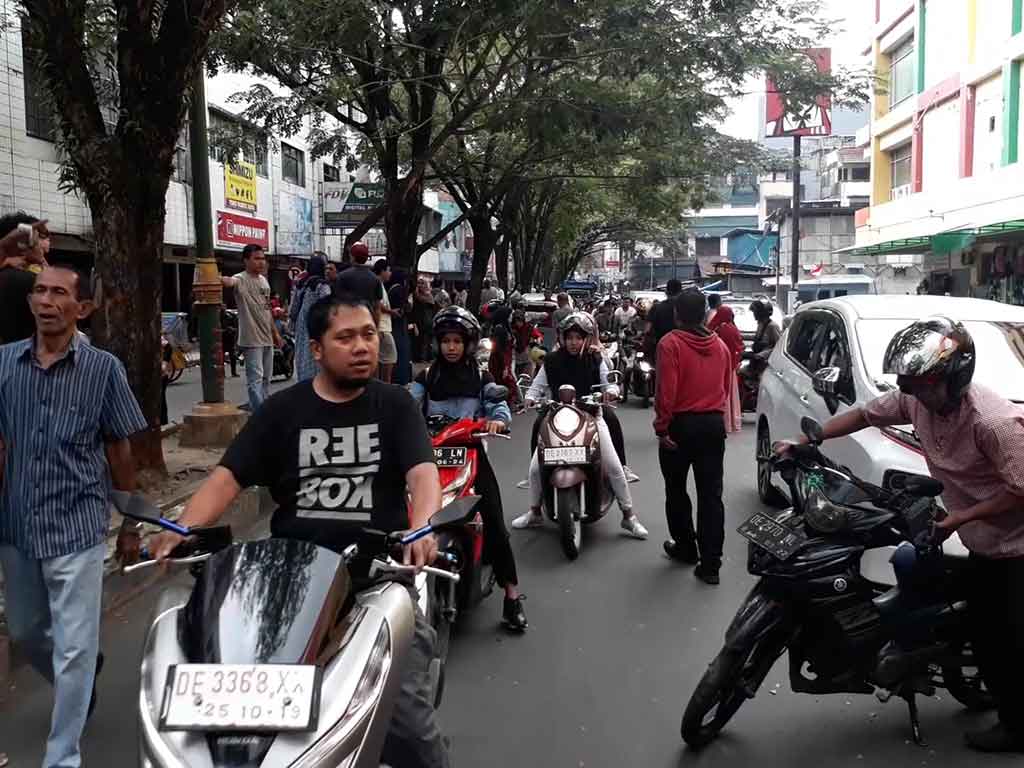 Warga Ambon pasca gempa